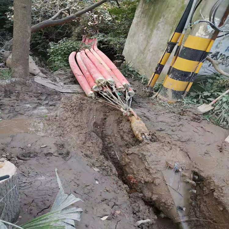 温泉拖拉管